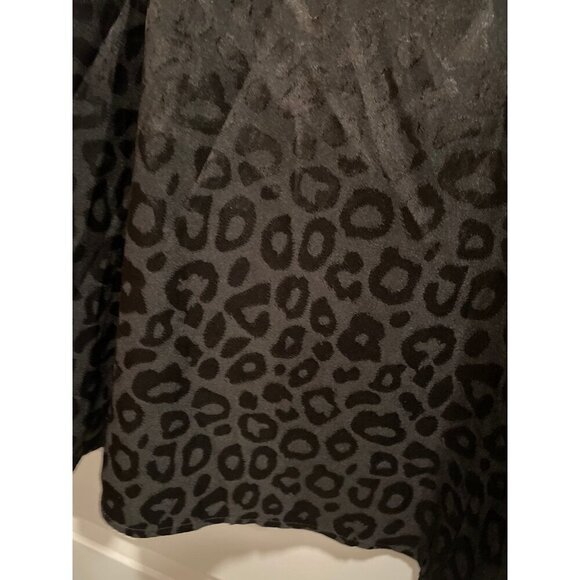 Jodifl Oversized M Black Leopard V-Neck Tee - Picture 2 of 6